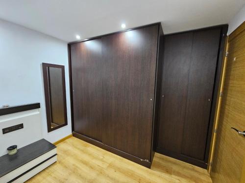 a closet with wooden doors in a room at Piso céntrico Elche in Elche