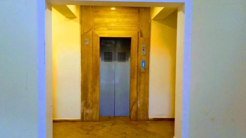 a hallway with a blue door in a building at Couple Friendly Bath Tub Flats in Arpora
