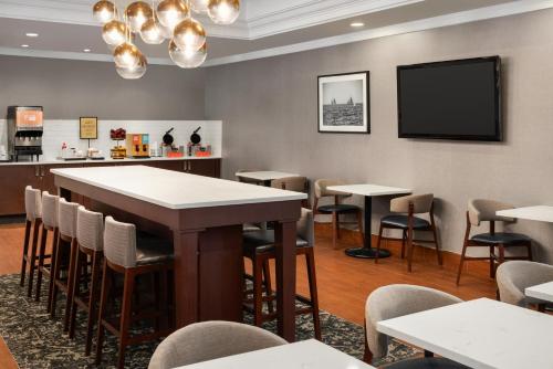 Μια τηλεόραση ή/και κέντρο ψυχαγωγίας στο Hampton Inn by Hilton Boston/Cambridge