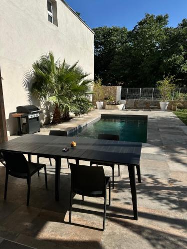 studio sur jardin et piscine