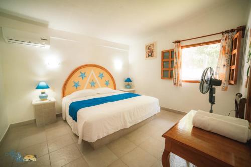a bedroom with a large bed and a window at Hotel Altos Paraiso in Piedra Blanca
