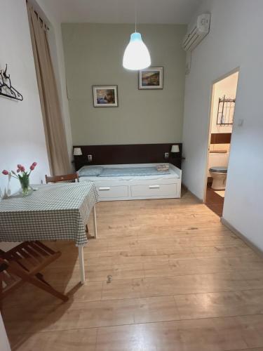 Posteľ alebo postele v izbe v ubytovaní A14 Parliament Sunflower Cozy Apartment