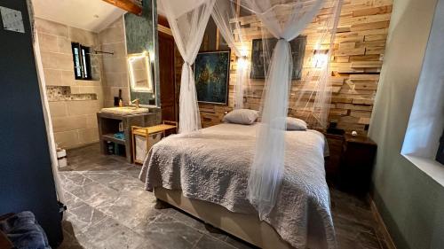 une chambre avec un lit et une salle de bain avec un lavabo dans l'établissement Feelyn art, à Puyvert