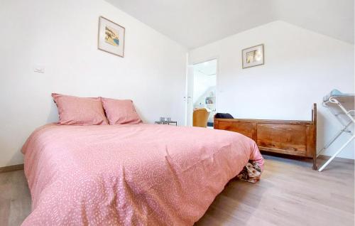a bedroom with a bed with a pink comforter at Stunning Home In Guégon With Wifi in Guégon