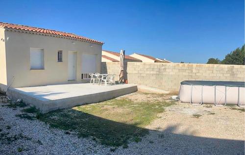 a patio with a table and chairs next to a building at 2 Bedroom Nice Home In Chateaurenard in Châteaurenard
