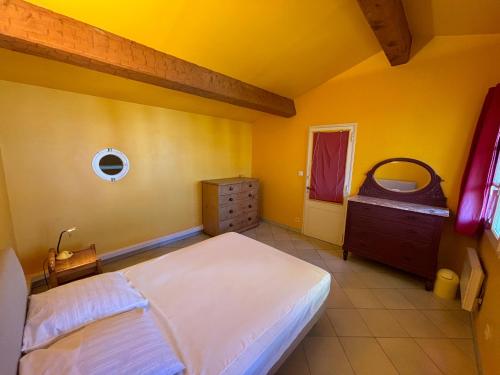 une chambre avec un lit, une commode et un miroir dans l'établissement Superbe duplex tout équipé, climatisation, terrasse et barbecue, à La Seyne-sur-Mer