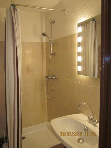 une salle de bain avec une douche, un lavabo et une baignoire dans l'établissement Studio 4 personnes, à Briançon