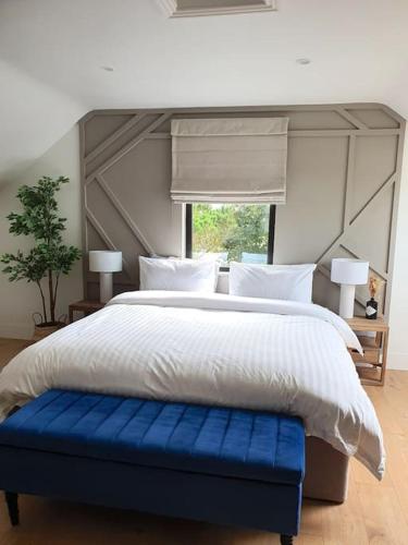 Ένα ή περισσότερα κρεβάτια σε δωμάτιο στο Luxury Seaside Escape - Red Sunset