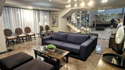 フォルタレザにあるSeaflats Iracema Residenceのソファとテーブルのあるリビングルーム