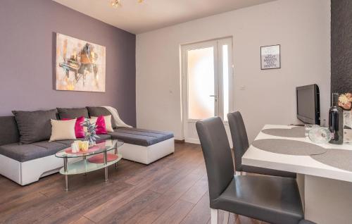 un soggiorno con un divano e un tavolo di Amazing Apartment In Biograd Na Moru a Biograd na Moru