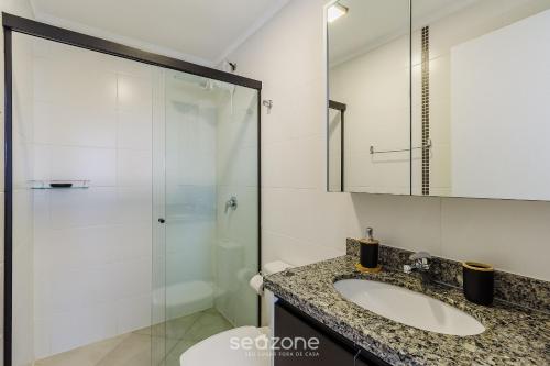 Koupelna v ubytování Apto aconchegante bem localizado em POA - RFA303