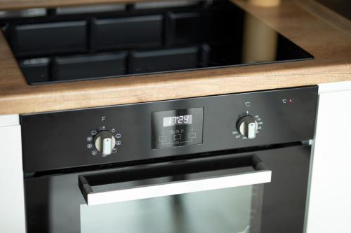 een zwarte magnetron onder een aanrecht bij Apartamenty Zielona in Zielona Góra