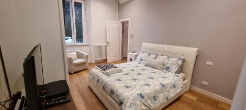 a bedroom with a bed and a flat screen tv at Appartamento vicino al mare in Marina di Pietrasanta