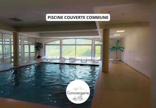une grande piscine avec des chaises dans un bâtiment dans l'établissement Studio 4 personnes La Mongie piscine salle de sport wifi, à La Mongie