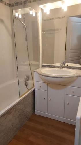 une salle de bain blanche avec un lavabo et une douche dans l'établissement Studio 4 personnes La Mongie piscine salle de sport wifi, à La Mongie