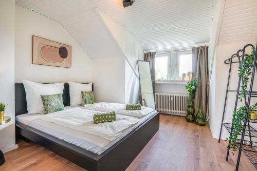 a bedroom with a large bed in a room at Kurzzeitglück 24h Self Check-In WI02 in Willich