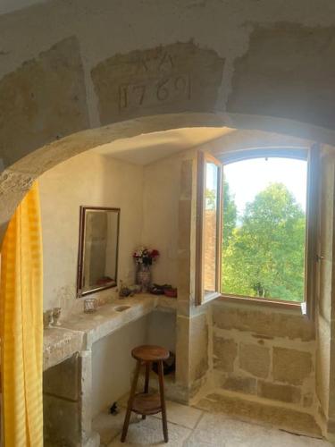 une salle de bain avec un lavabo et une fenêtre dans l'établissement Gîte La Vacale- 2 à 10 personnes, à Capendac