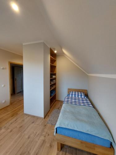 Ένα ή περισσότερα κρεβάτια σε δωμάτιο στο Apartament Blisko Lasu
