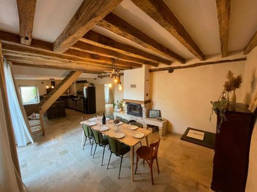 une grande salle à manger avec une table et des chaises dans l'établissement Maison Perrières, à Saint-Aubin
