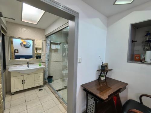 a bathroom with a sink and a shower at 西塘明清雕花大院尊闻堂百寿厅庭院民宿 in Jiashan