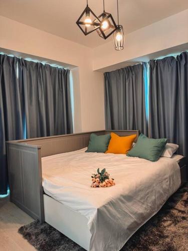 Una cama o camas en una habitación de 2BR Luxury Penthouse with Wide Balcony and 7ft Billiards The Polaris Penthouse at Azure North
