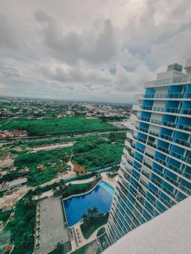 La alberca dentro o cerca de 2BR Luxury Penthouse with Wide Balcony and 7ft Billiards The Polaris Penthouse at Azure North