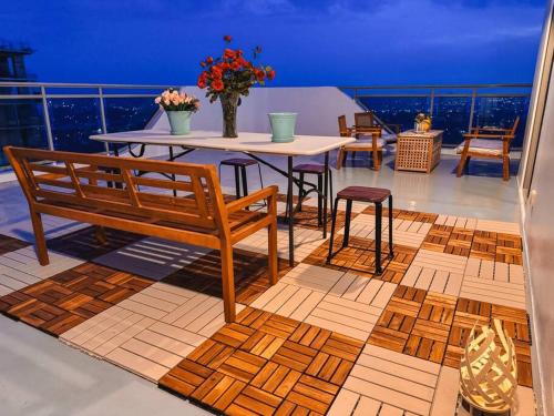 Un balcón o terraza en 2BR Luxury Penthouse with Wide Balcony and 7ft Billiards The Polaris Penthouse at Azure North