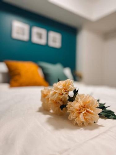 Una cama o camas en una habitación de 2BR Luxury Penthouse with Wide Balcony and 7ft Billiards The Polaris Penthouse at Azure North
