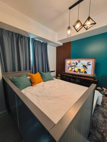 Una cama o camas en una habitación de 2BR Luxury Penthouse with Wide Balcony and 7ft Billiards The Polaris Penthouse at Azure North