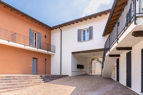 an alleyway between two buildings with a gate at Alex's Luxury Lake View Apt Pool and Tennis in Como