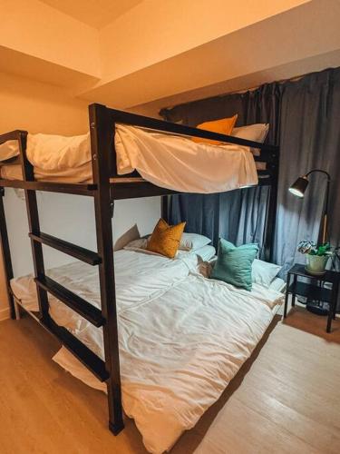 Una cama o camas en una habitación de 2BR Luxury Penthouse with Wide Balcony and 7ft Billiards The Polaris Penthouse at Azure North