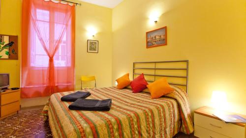 ローマにあるRental in Rome Sardegna Apartmentのベッドルーム1室(ベッド1台、タオル2枚付)
