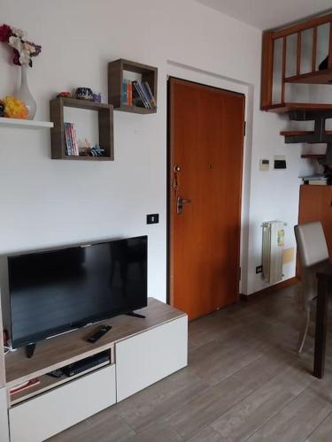 a living room with a flat screen tv on a entertainment center at Appartamento Faggiana in Albiate