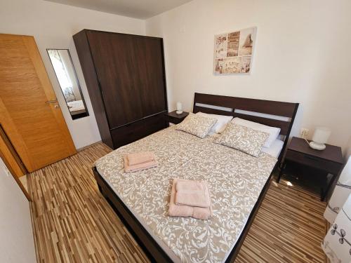 Ένα ή περισσότερα κρεβάτια σε δωμάτιο στο Apartments Cikač II - modern apartments by the beach