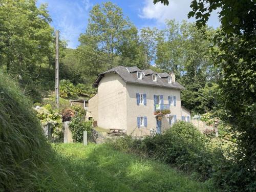 an old house in the middle of a field at Lapuyade in Sainte-Colome