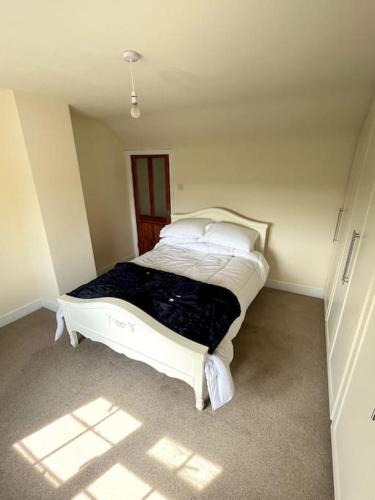 a bedroom with two white beds in a room at Fern Cottage in Brinklow