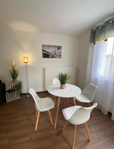 - un salon avec une table et des chaises dans l'établissement Studio cosy entre Disney et Paris, à Torcy