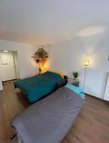 une chambre avec un grand lit dans une pièce dans l'établissement Studio cosy entre Disney et Paris, à Torcy