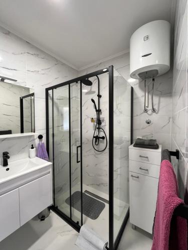 une salle de bain avec douche et lavabo dans l'établissement Studio Rio, à Trebinje