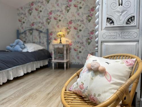 a room with a chair with a pillow and a bed at Ene chocoa in Louhossoa