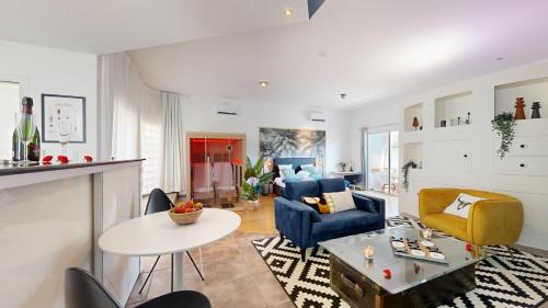 un salon avec un canapé et une table dans l'établissement expat renting - L'eSPAce d'un Moment - Love room, à Toulouse