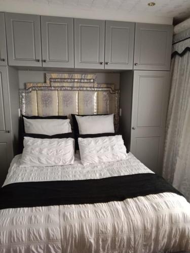 En eller flere senge i et værelse på Makhanda B&B