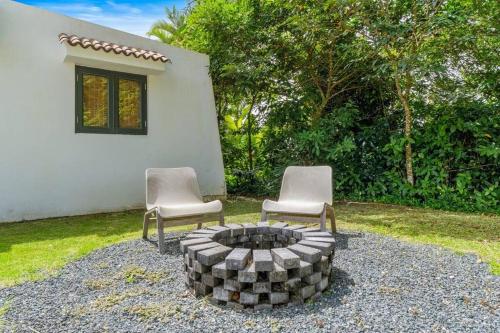 two chairs and a fire pit in a yard at Casa Serenidad en las Montañas in Orocovis