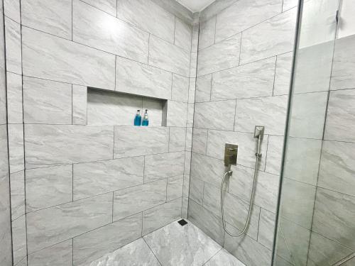 a shower with a hose in a bathroom at La Palma Suites in Ukulhas