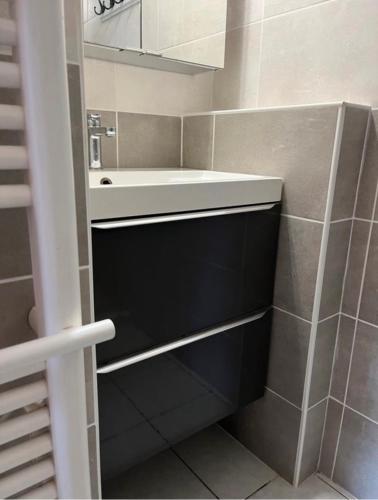 une petite salle de bain avec un lavabo et un miroir dans l'établissement Maisonnette résidence Le Grand Bleu, à Vendres-Plage