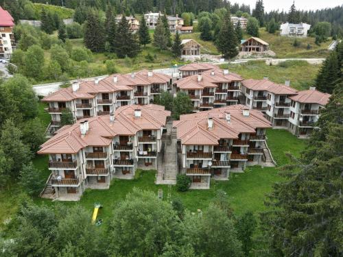eine Luftansicht einer Gruppe von Apartmentkomplexen in der Unterkunft PAMPOROVO Raikovski lodge in Pamporowo