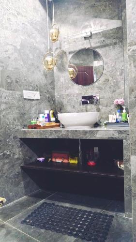 un baño con lavabo y espejo en Noor Lyang, en Gangtok