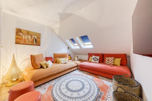 - un salon avec deux canapés et un tapis dans l'établissement Escapade Luxe à Deux Pas des Champs-Élysées, à Paris