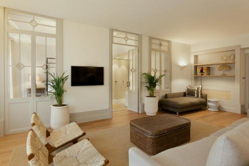 a living room with a couch and a chair at Torel Saboaria in Porto