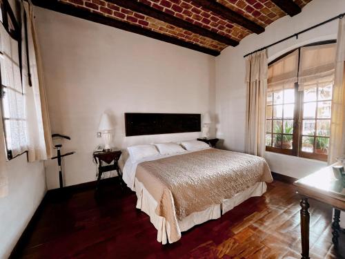 Postel nebo postele na pokoji v ubytování Parador Santa Maria La Real